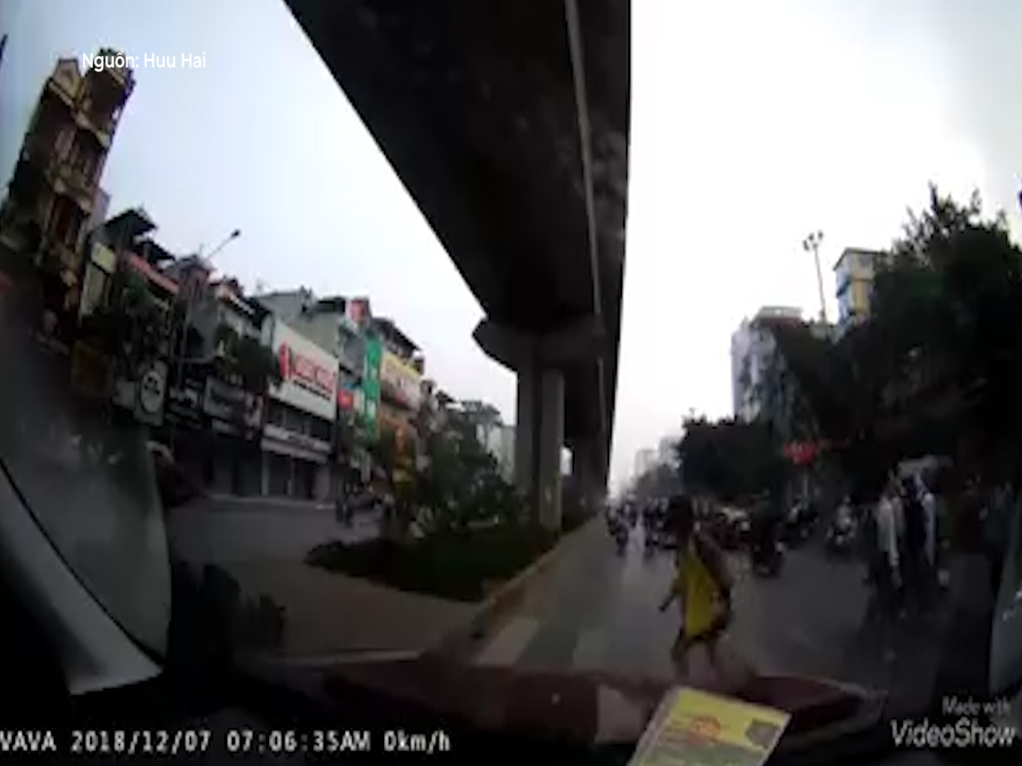 Be gai cui dau cam on tai xe khi duoc nhuong qua duong hinh anh