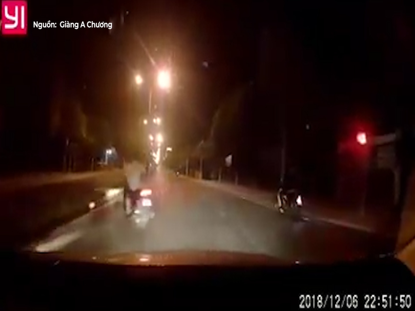 Lang lach truoc dau oto, tai xe xe may tu dam vao dai phan cach hinh anh