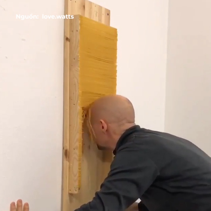 Anh chang dung dau day gay hang ong my Y hinh anh