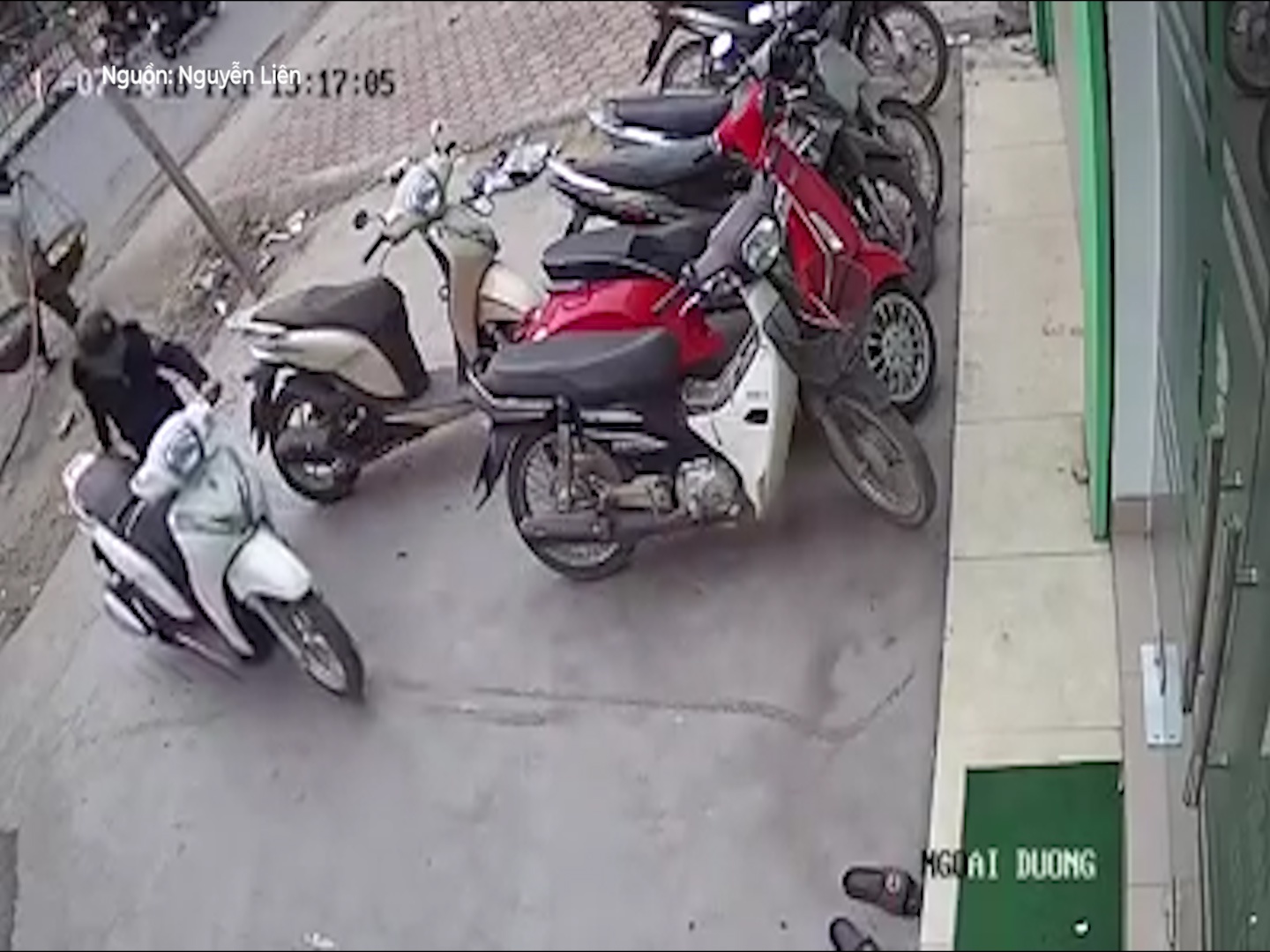 Trom vao truoc cua cuom xe may chi trong nhay mat hinh anh