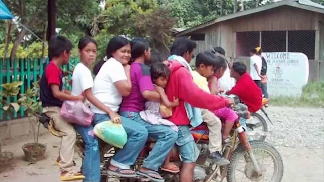 Doan nguoi 'chong chat' tren mot chiec xe may o Philippines hinh anh