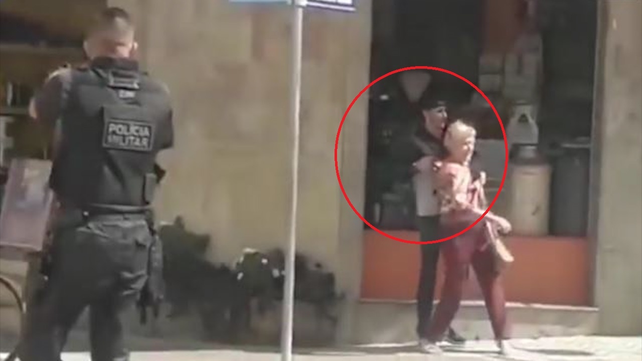 Cuop bat cu ba lam con tin, bi canh sat ban chet tai cho o Brazil hinh anh