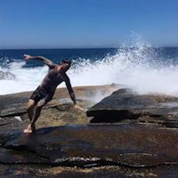 Chay ne song, du khach nga nhao tren vach da o Australia hinh anh