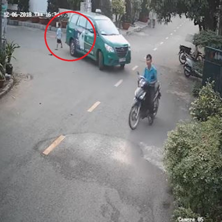 Taxi bat can lui xe giua nga ba, suyt gay tai nan hinh anh