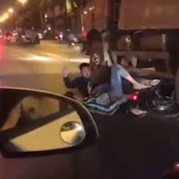 Di 'bao' mung chien thang, xe may lao vao gam xe tai hinh anh