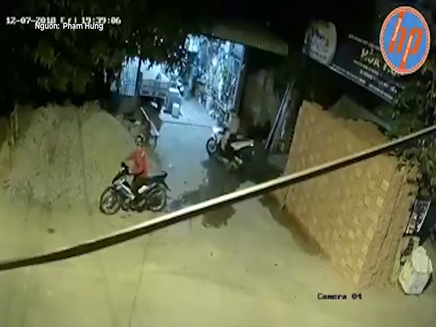 Trom vao tan nha cuom xe may, bi chu duoi theo quat nga hinh anh