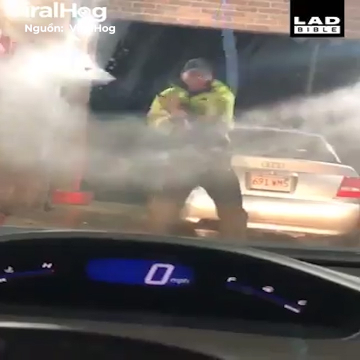 Nhan vien rua xe bi cuon bay vi voi xit qua manh hinh anh