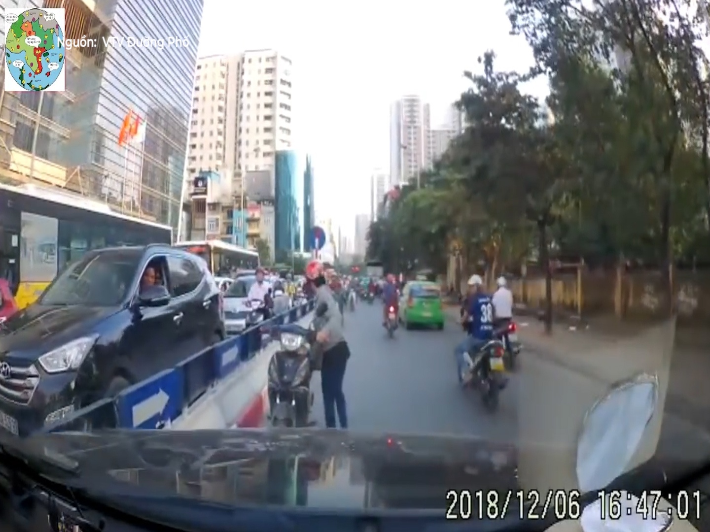 Oto quyet tam day lui tai xe ra khoi duong nguoc chieu hinh anh