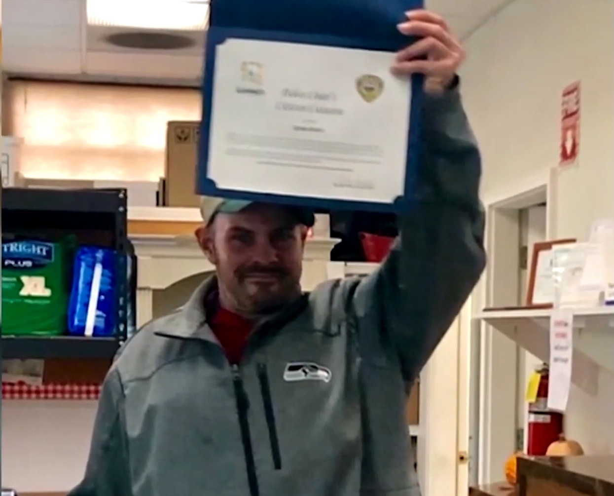 Nguoi vo gia cu My tra lai 17.000 USD danh roi hinh anh