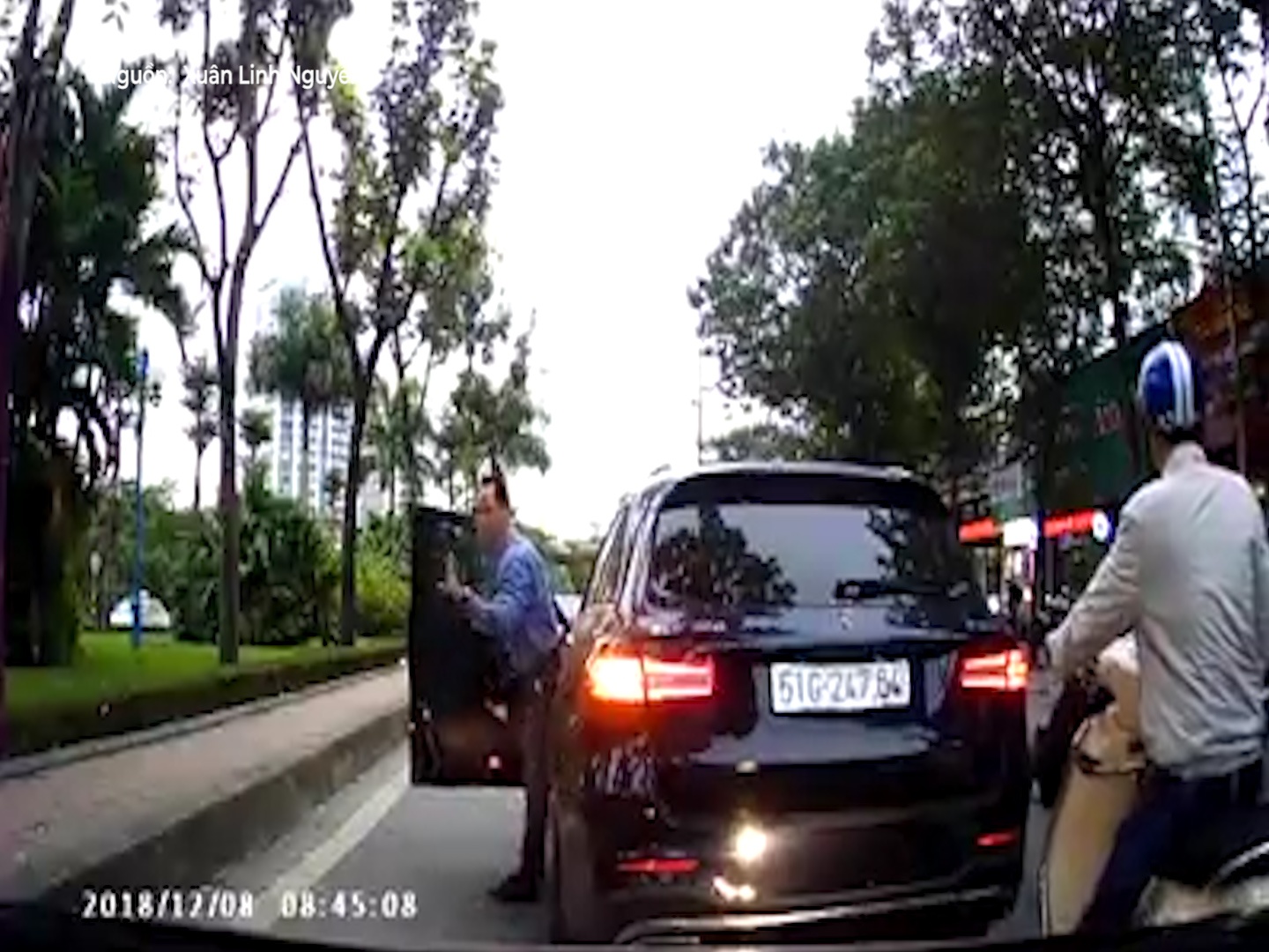 Tai xe oto tot bung giup do co gai nga xe ra mat duong hinh anh