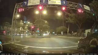 Thanh nien phong xe may vuot den do, tong thang vao nguoi qua duong hinh anh