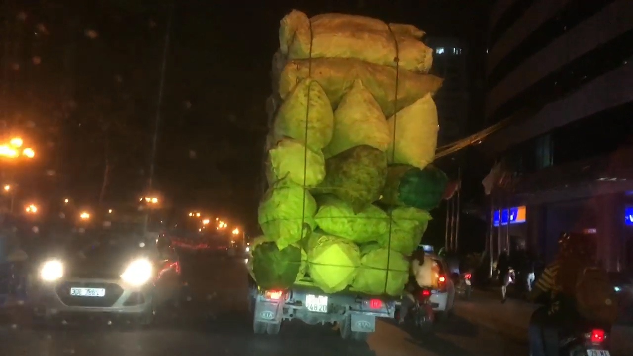 Oto cho hang cao gan 6 met chay bon bon tren pho o Ha Noi hinh anh