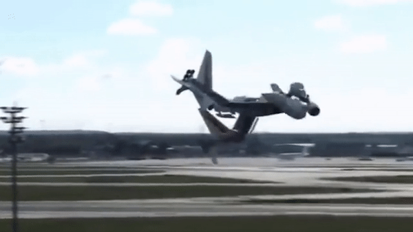 May bay Boeing bien thanh robot ngay tai san bay nho vao ky xao hinh anh