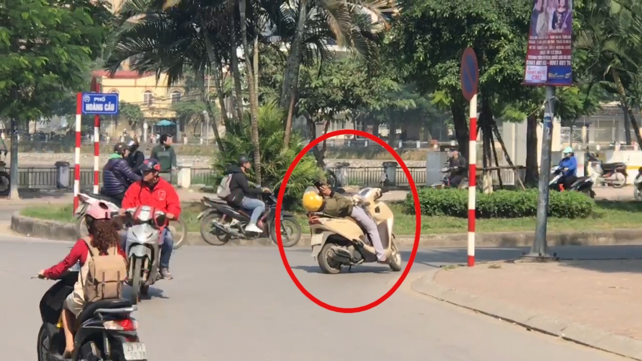 Vo tu chong xe giua duong roi nam luot dien thoai hinh anh