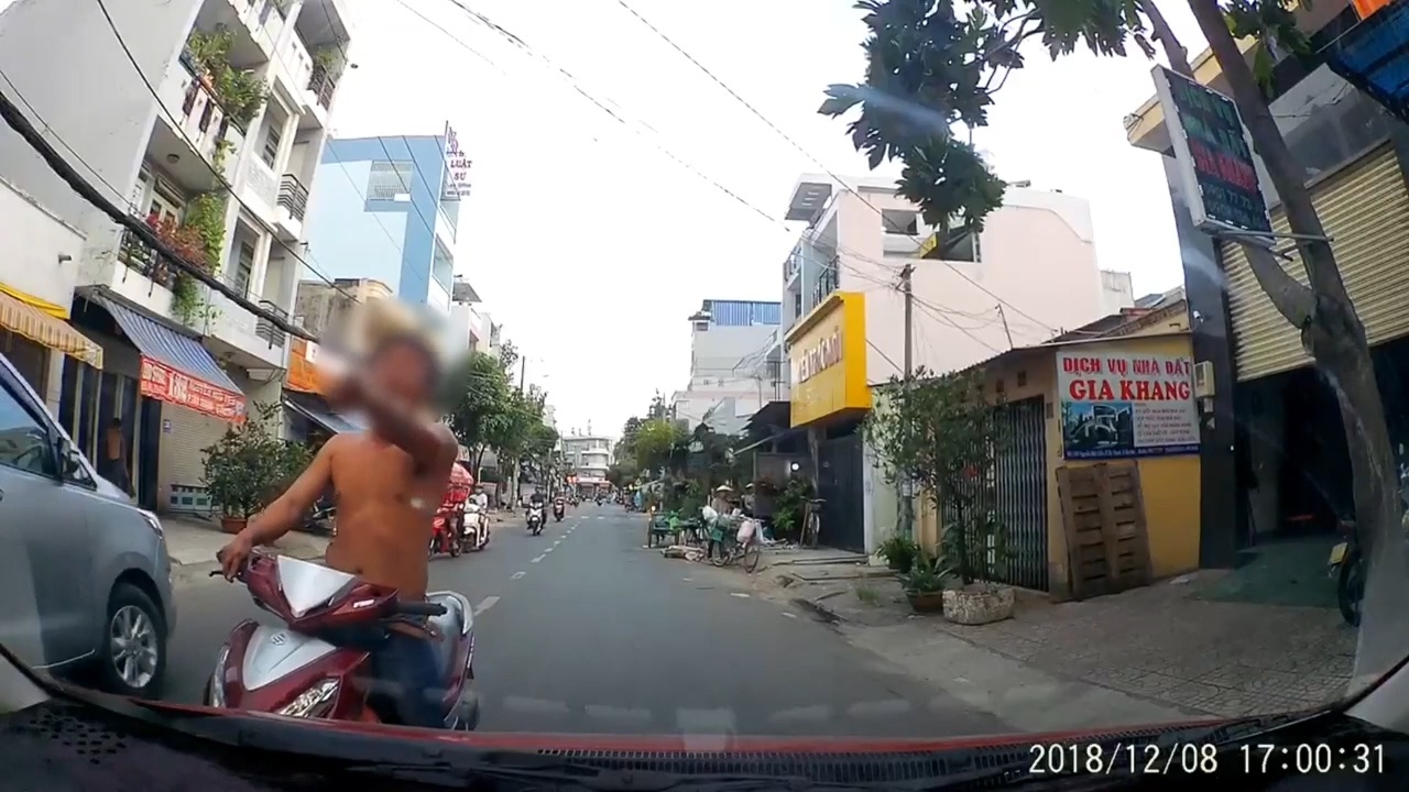 Nguoi lai xe may chui mang tai xe, tong lien tuc vao oto hinh anh