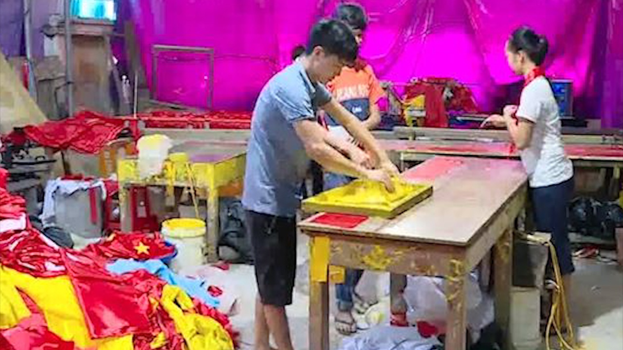 Lang lam co tat bat phuc vu co vu bong da hinh anh