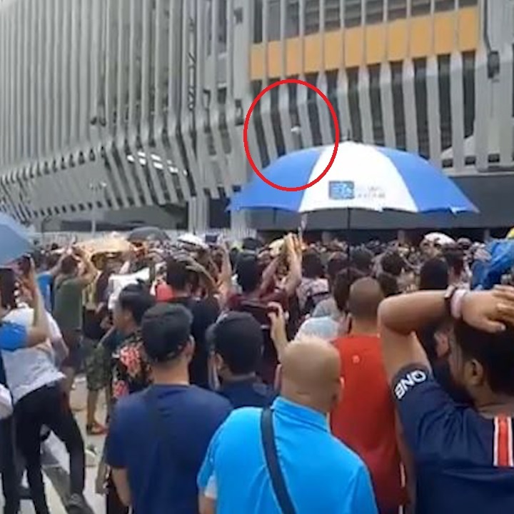 CDV Malaysia noi gian, nem chai nuoc vi het ve xem chung ket AFF Cup hinh anh