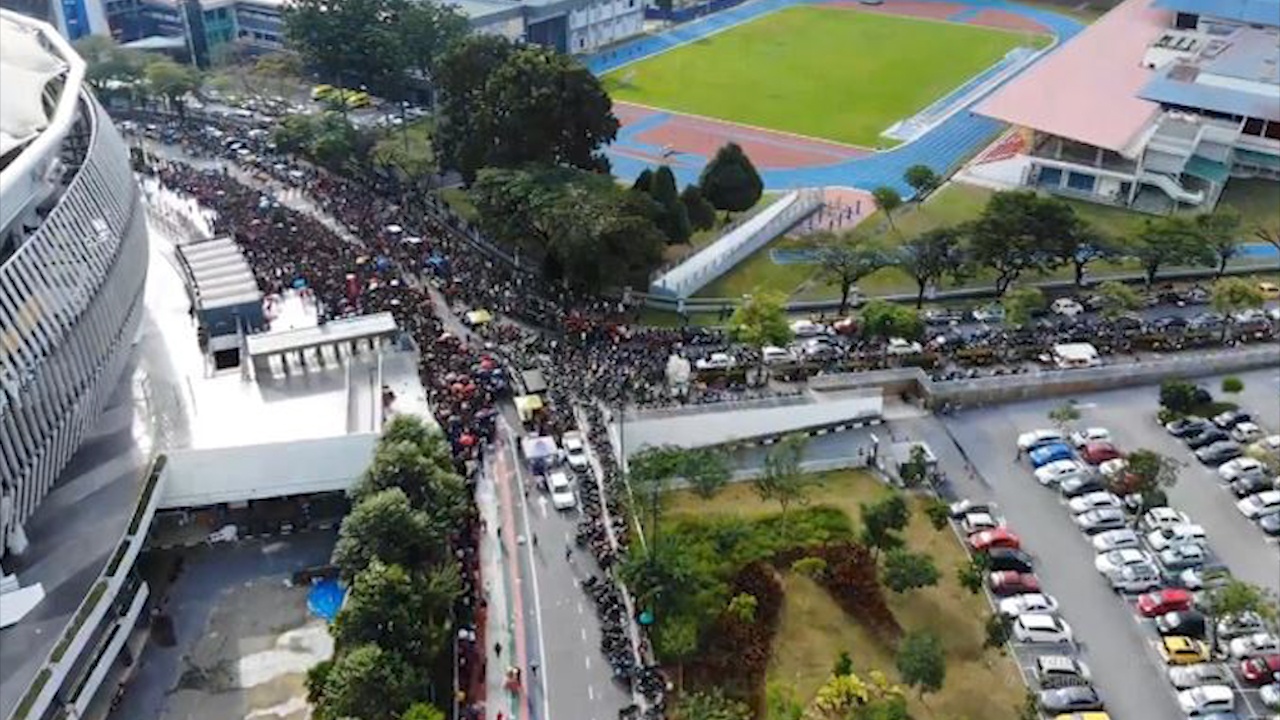 Toan canh san van dong Bukit Jalil chat kin nguoi cho mua ve chung ket hinh anh