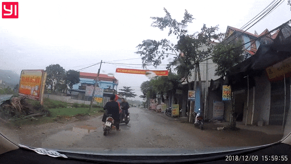 Lang lach khong doi mu, ba thanh nien te song soai giua duong hinh anh