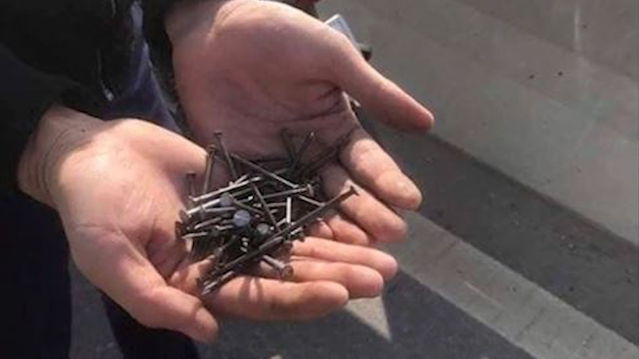 Thu pham bi an rai dinh tren cau vuot bien dai nhat Viet Nam hinh anh