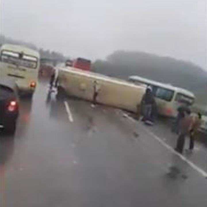 Hien truong xe khach dam nhau lat nhao tren cao toc Ha Noi - Lao Cai hinh anh