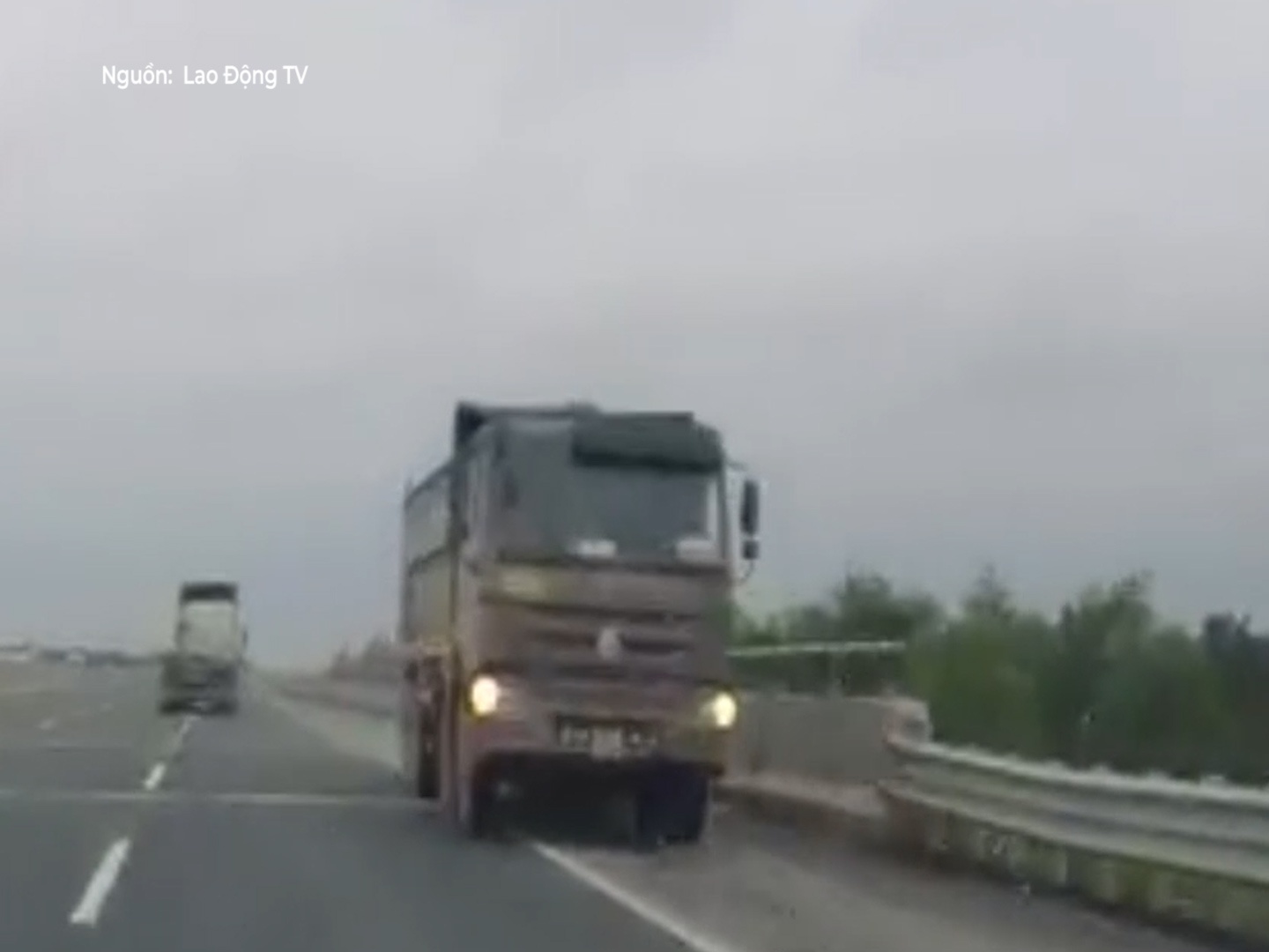 Xe tai lao vun vut tren lan nguoc chieu duong cao toc hinh anh