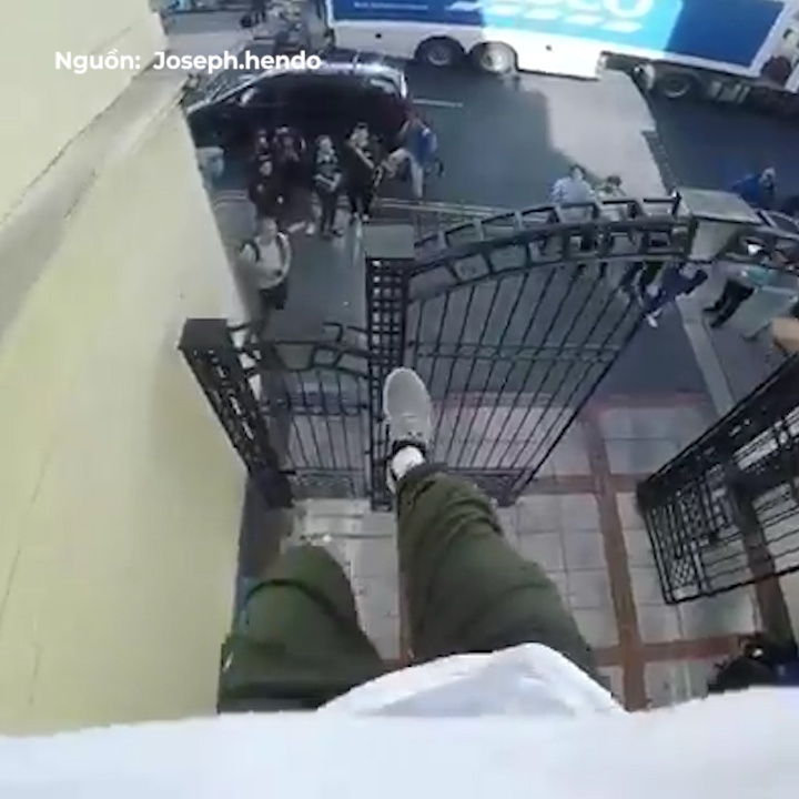 Anh chang lieu linh lao nguoi tu mai nha qua tru cua nho xiu hinh anh