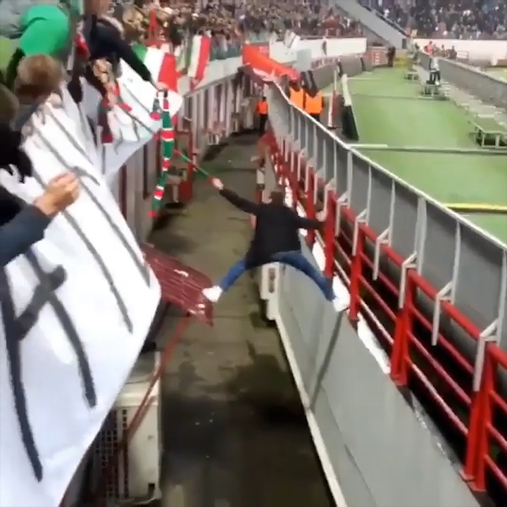 CDV tau thoat ngoan muc khi bi canh sat truy duoi tren san bong hinh anh