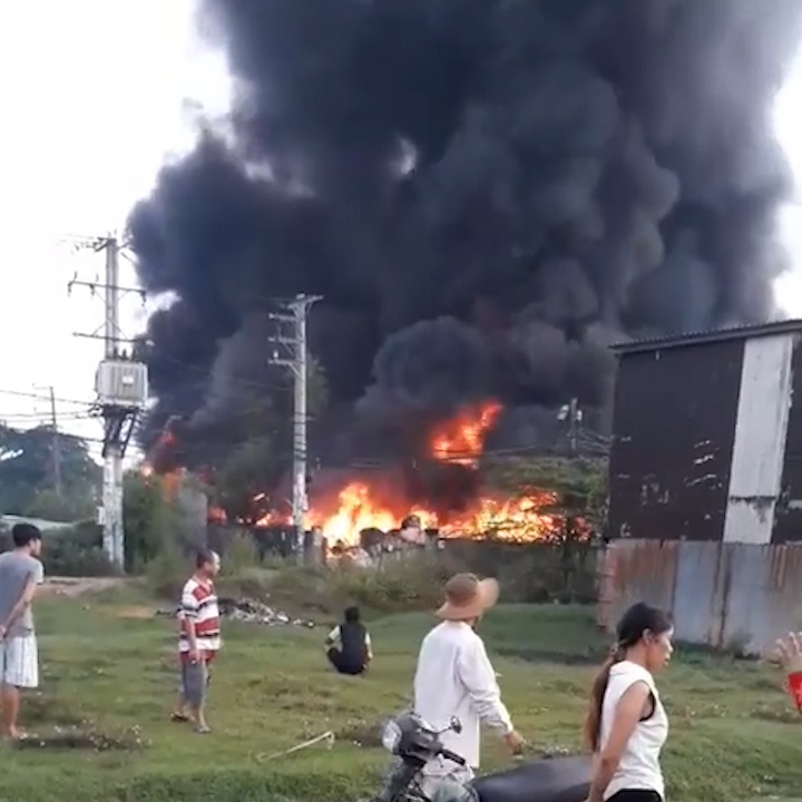 Chay lon tai xa Vinh Loc, khoi den boc ngun ngut hinh anh
