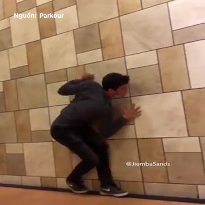 Anh chang gay ao giac voi man xoay nguoi tren san nha hinh anh