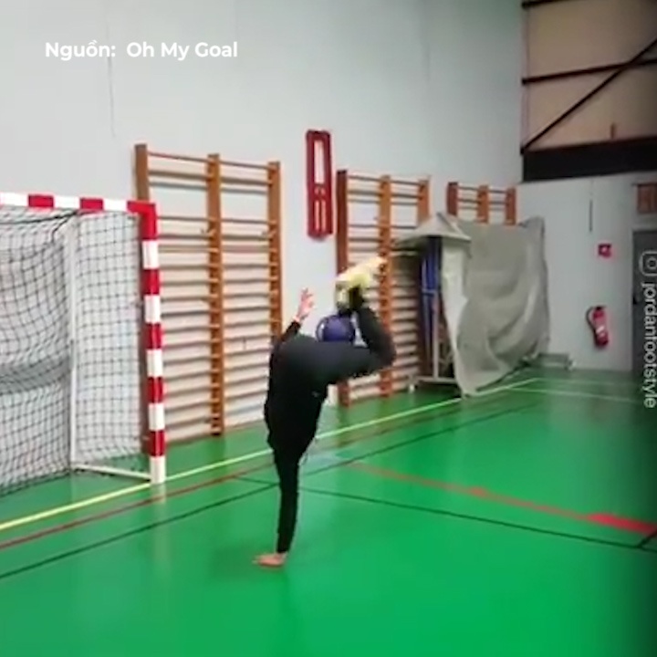 Anh chang tang bong di vong san tap trong 17 giay hinh anh