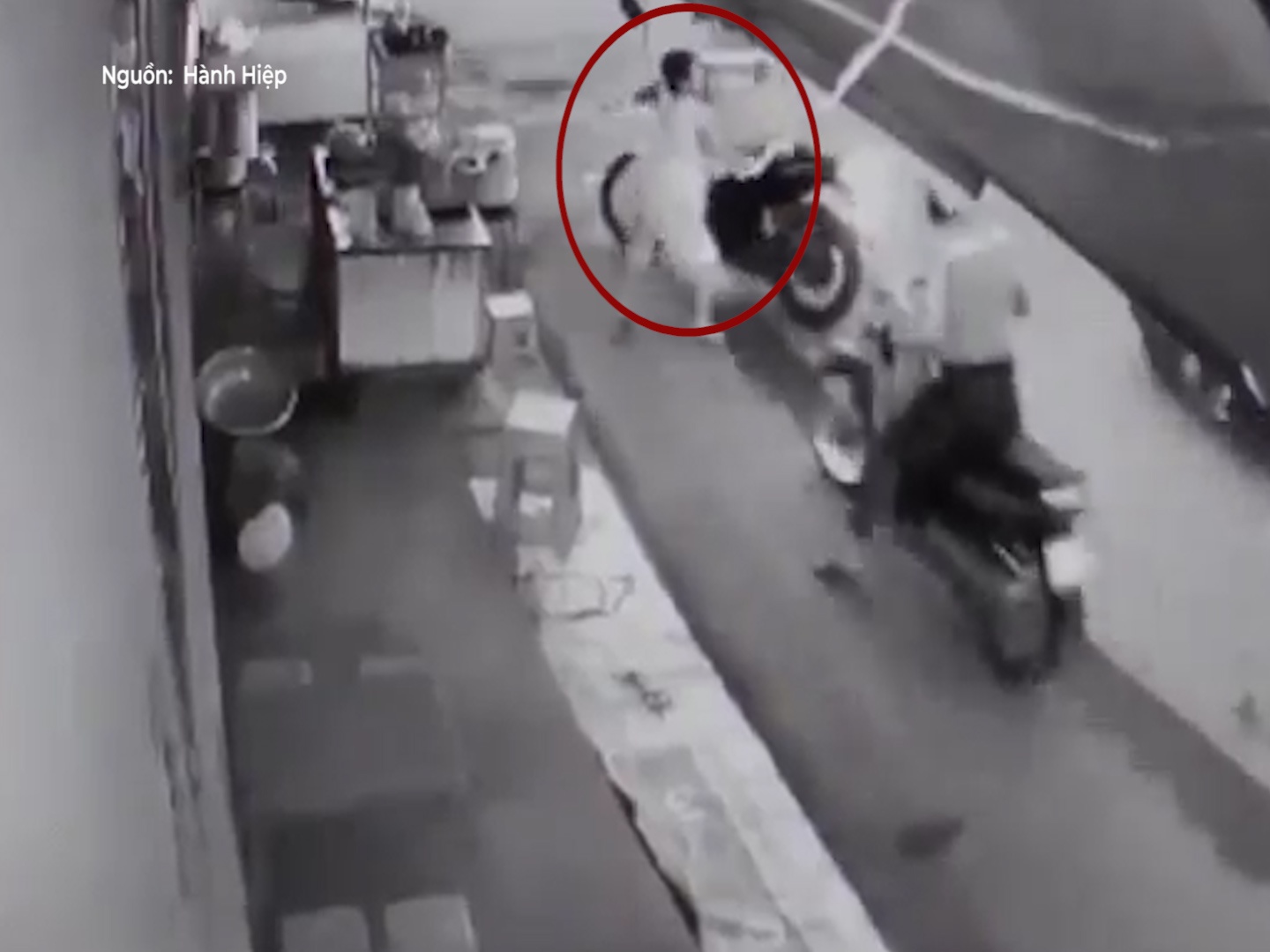 Nguoi ban hang rong dung cam chan duong, gianh lai xe may tu ten cuop hinh anh