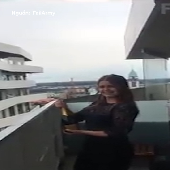 Nhung tai nan hai huoc khi khui ruou Champagne an mung hinh anh