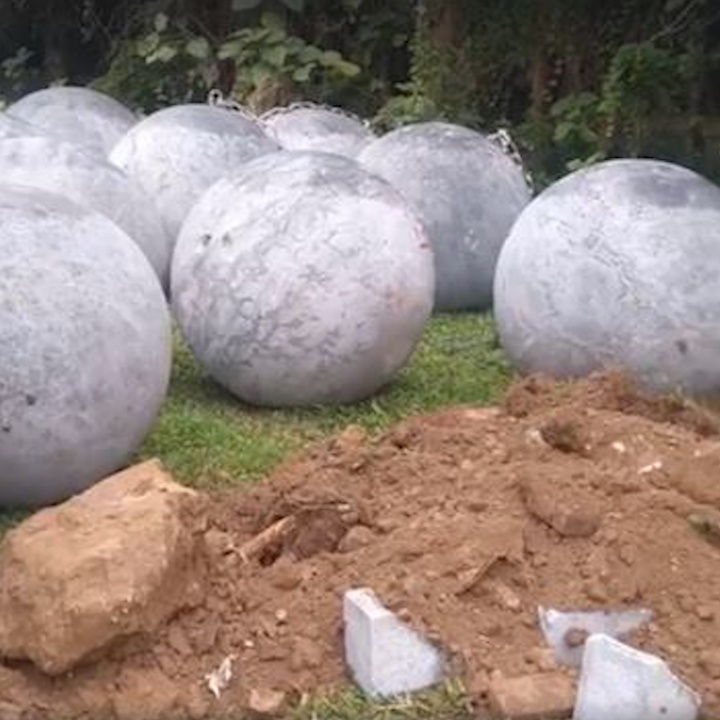 So phan cua nhung qua bong be tong o ben ngoai san My Dinh hinh anh