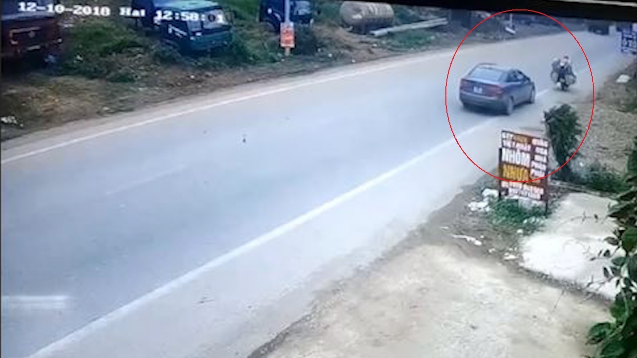 Oto lan lan xe may, gay tai nan roi bo chay hinh anh