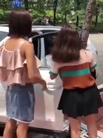 Man dong cua oto loay hoay cua 2 co gai hinh anh