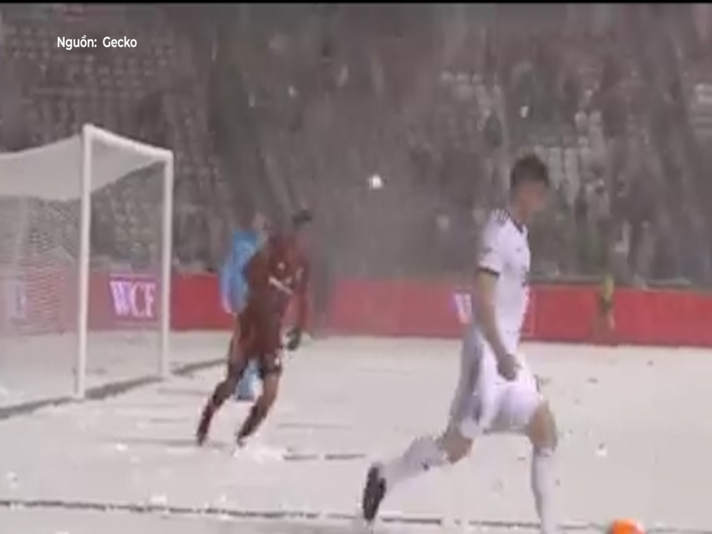 Cau thu nghich tuyet, nem vao tien dao doi ban hinh anh