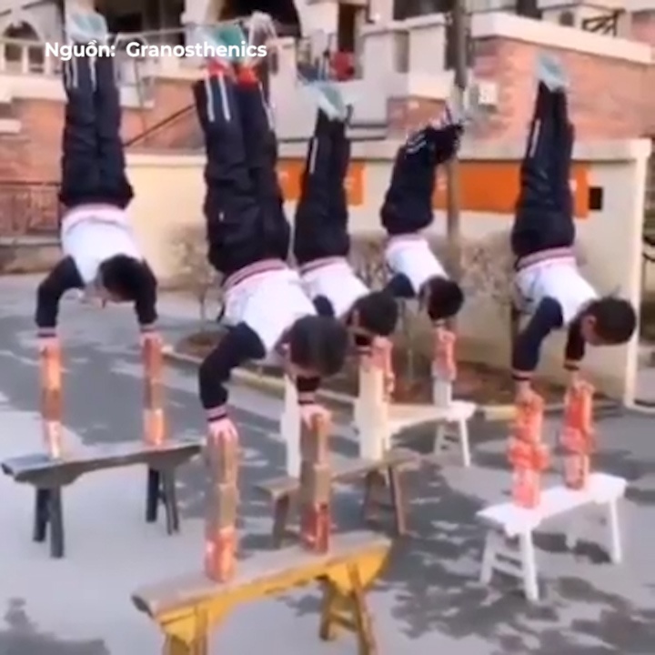 Tre con 'trong chuoi', hit dat tren gach the xep chong len cao hinh anh