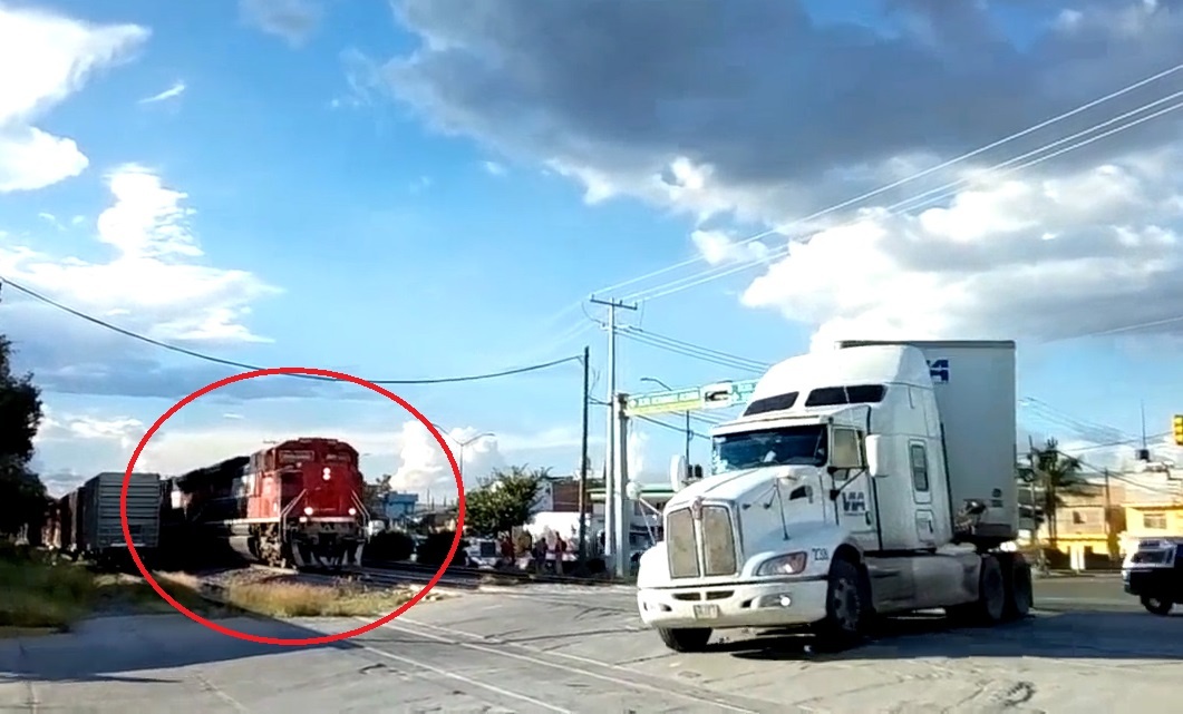 Xe dau keo bi tau hoa dam lat nghieng vi co vuot duong ray o Mexico hinh anh