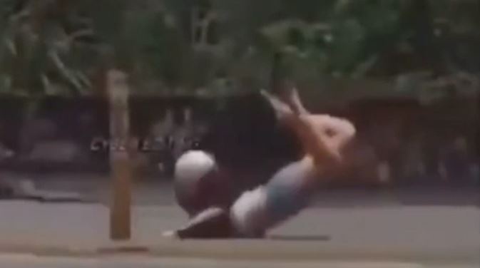 Xe mat lai, co gai tiep dat nhu dien vien xiec hinh anh