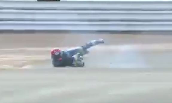 Tay dua moto te lon vong lien tuc tren duong dua hinh anh