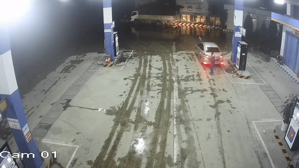 Tai xe 'quyt' tien xang khien nhan vien bat ngo hinh anh