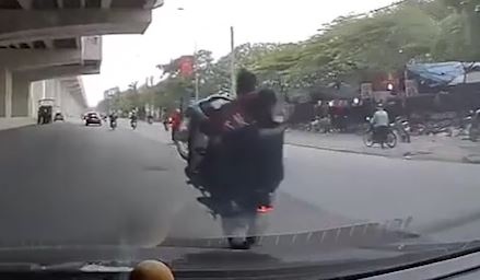 Hai thanh nien boc dau xe may truoc dau xe oto hinh anh