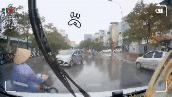 Pha tat dau oto nguy hiem cua nguoi di xe dap giua troi mua gio hinh anh