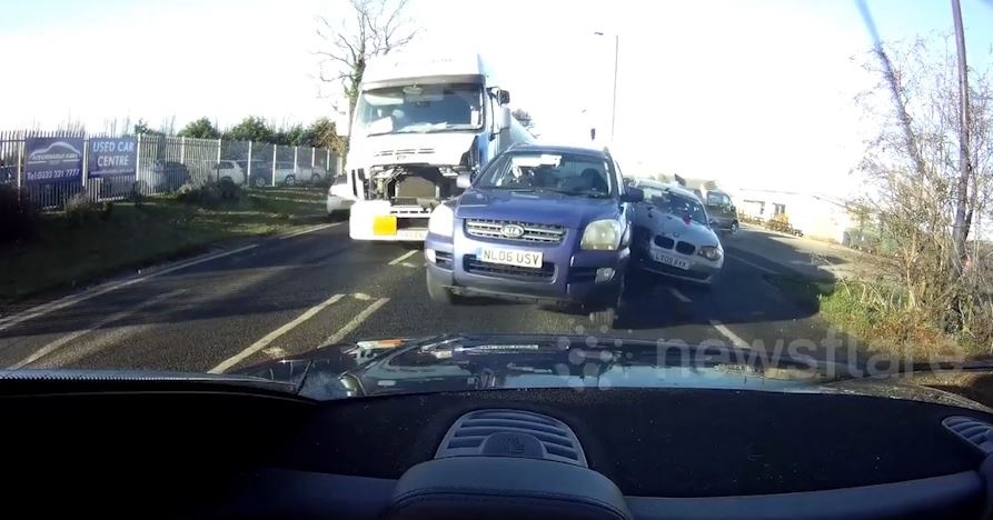 Xe tai dam loat oto dang dung tren duong pho Anh hinh anh