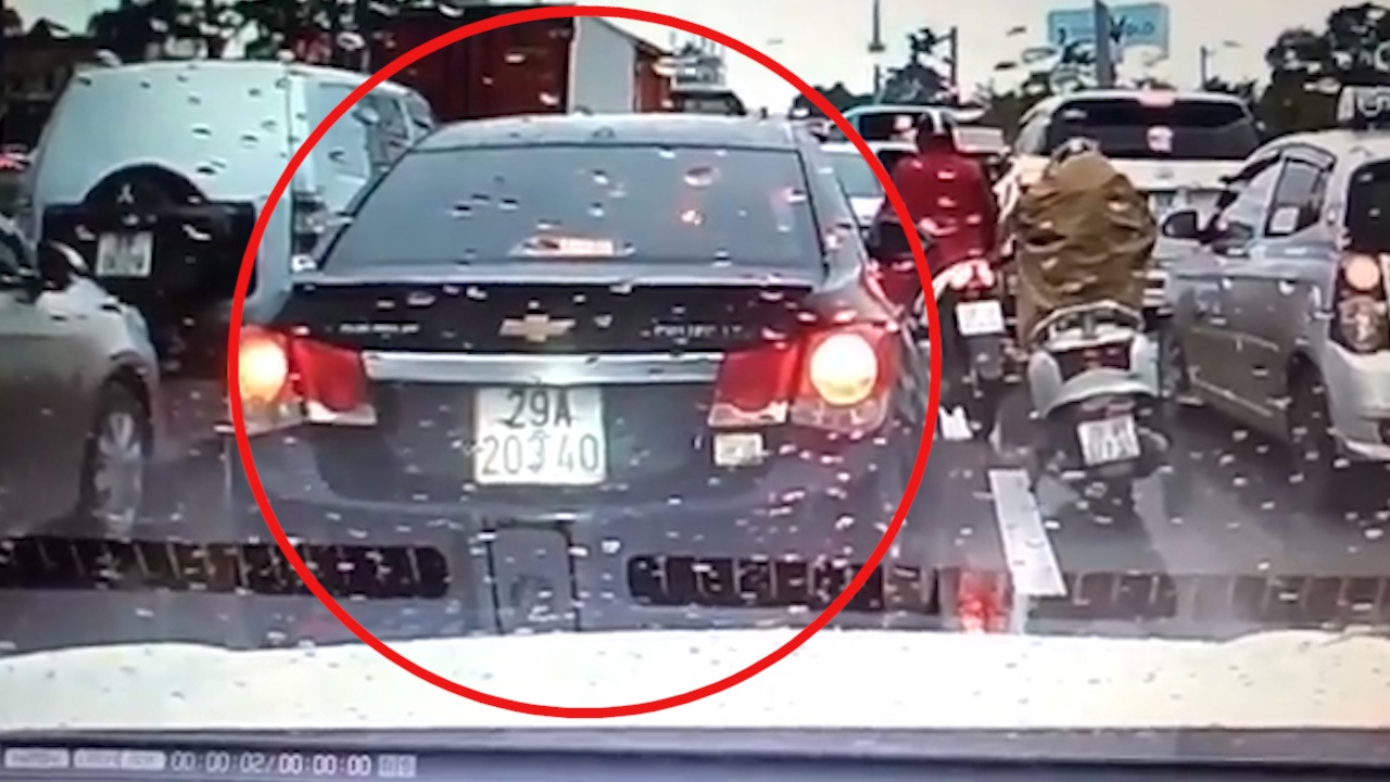 Oto lui xe bat chap, tong vao xe sau du da nghe tieng coi nhieu lan hinh anh