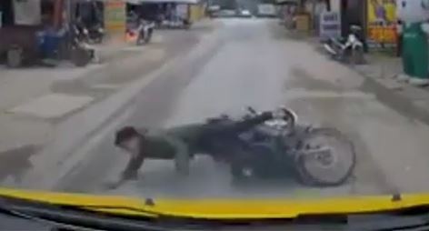 Dung dien thoai khi chay xe may, thanh nien nga truoc dau xe oto hinh anh