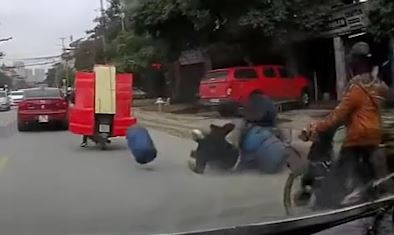 Cho hang cong kenh, hai xe may va quet nhau do tran ra duong hinh anh