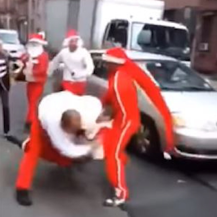 Canh tuong ngo nghinh 'ong gia Noel' gianh cho phat qua tren pho hinh anh