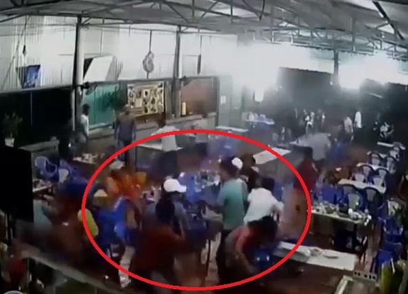 Nhom thanh nien chem nhau du doi trong quan nhau hinh anh